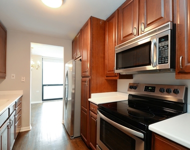 1122 N Clark Street - Photo Thumbnail 6