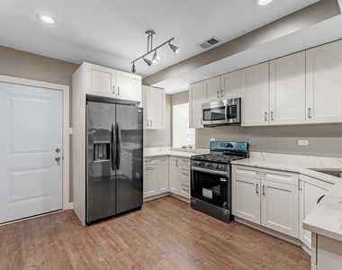 555 N Lawler Avenue - Photo Thumbnail 9