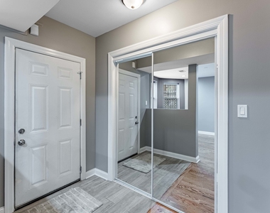 555 N Lawler Avenue - Photo Thumbnail 4