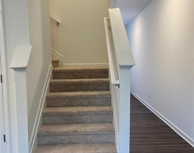 1391 Ben Park Way - Photo Thumbnail 8