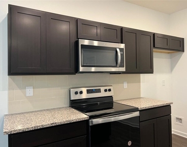 1391 Ben Park Way - Photo Thumbnail 3