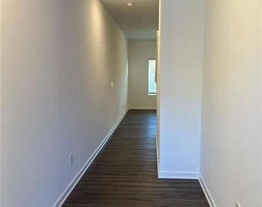 1391 Ben Park Way - Photo Thumbnail 2
