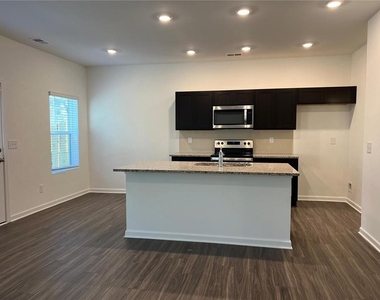 1391 Ben Park Way - Photo Thumbnail 5