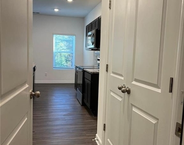 1391 Ben Park Way - Photo Thumbnail 7