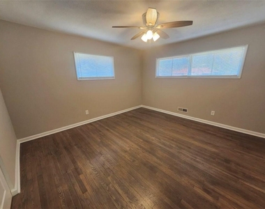 3415 Hyland Drive - Photo Thumbnail 7