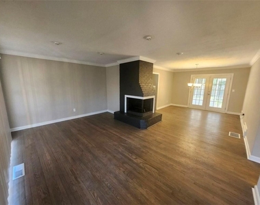 3415 Hyland Drive - Photo Thumbnail 2