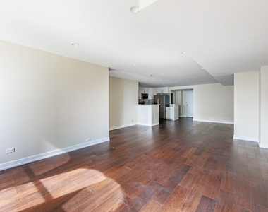 40 E 9th Street - Photo Thumbnail 2