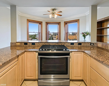 559 W Surf Street - Photo Thumbnail 7