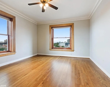 559 W Surf Street - Photo Thumbnail 15
