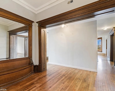 559 W Surf Street - Photo Thumbnail 3