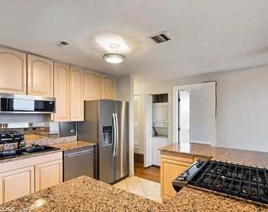 559 W Surf Street - Photo Thumbnail 6