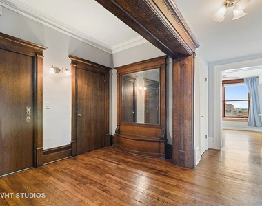 559 W Surf Street - Photo Thumbnail 2