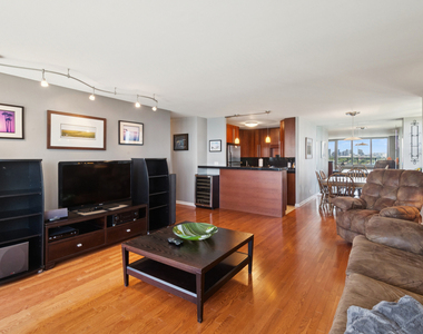 400 E Randolph Street - Photo Thumbnail 3