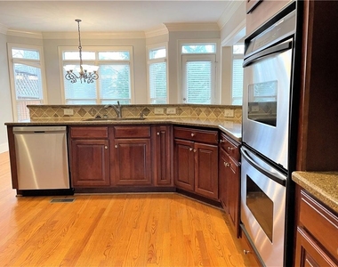 895 Lenox Ct Ne - Photo Thumbnail 11