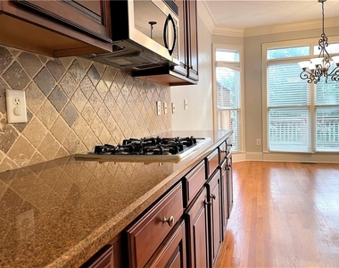 895 Lenox Ct Ne - Photo Thumbnail 10