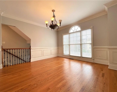 895 Lenox Ct Ne - Photo Thumbnail 2