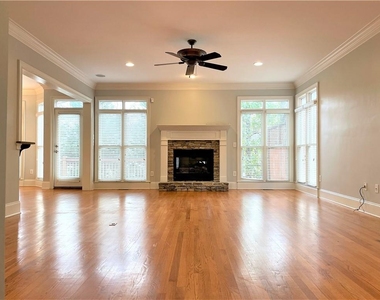 895 Lenox Ct Ne - Photo Thumbnail 4
