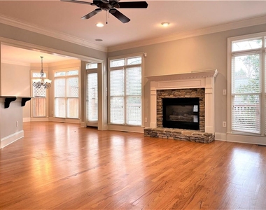 895 Lenox Ct Ne - Photo Thumbnail 5