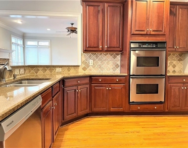895 Lenox Ct Ne - Photo Thumbnail 9