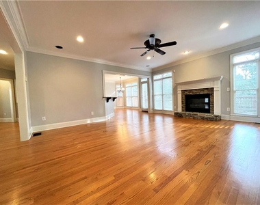 895 Lenox Ct Ne - Photo Thumbnail 6