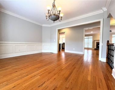 895 Lenox Ct Ne - Photo Thumbnail 3