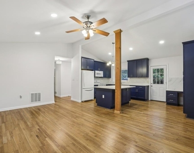 2056a Abby Lane Ne - Photo Thumbnail 11