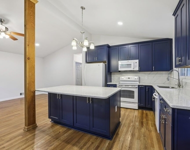 2056a Abby Lane Ne - Photo Thumbnail 13
