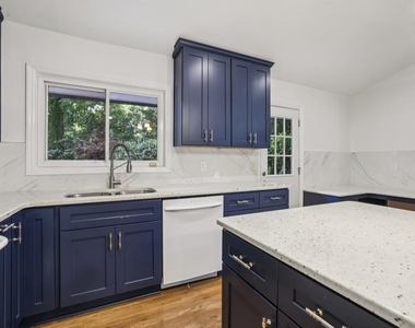 2056a Abby Lane Ne - Photo Thumbnail 15