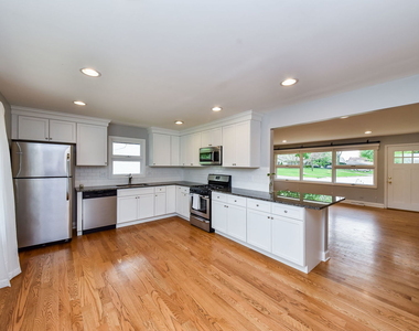 1706 E Liberty Drive - Photo Thumbnail 4