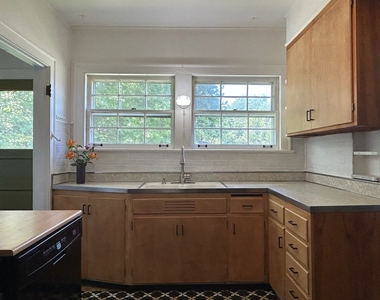 994 Greenview Avenue - Photo Thumbnail 5