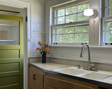 994 Greenview Avenue - Photo Thumbnail 3