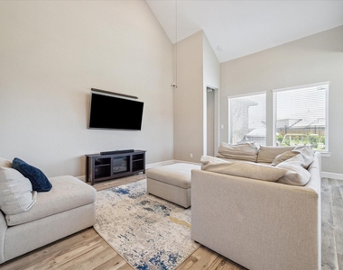 11718 Lost Maples Springs Drive - Photo Thumbnail 7