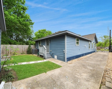 1322 E 36th Street - Photo Thumbnail 9