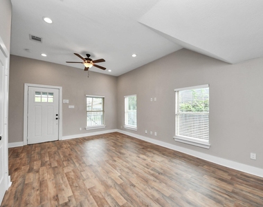 1322 E 36th Street - Photo Thumbnail 14