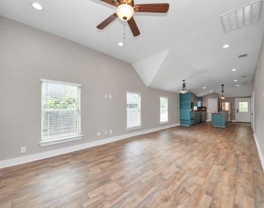 1322 E 36th Street - Photo Thumbnail 11