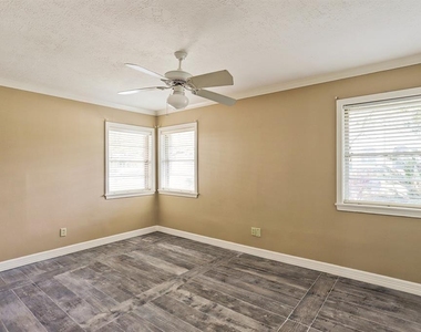 3750 Drummond Street - Photo Thumbnail 14