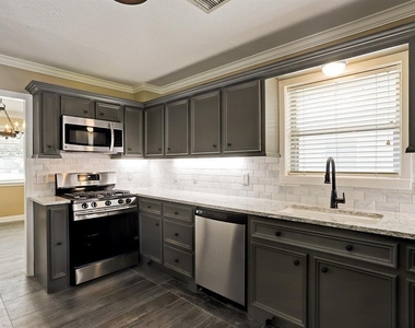 3750 Drummond Street - Photo Thumbnail 6