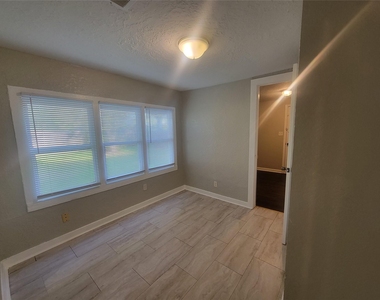 2526 3rd 1/2 Avenue N - Photo Thumbnail 6