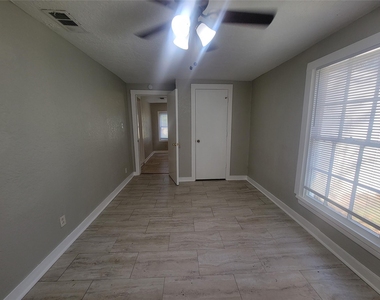 2526 3rd 1/2 Avenue N - Photo Thumbnail 11