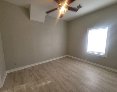 2526 3rd 1/2 Avenue N - Photo Thumbnail 4
