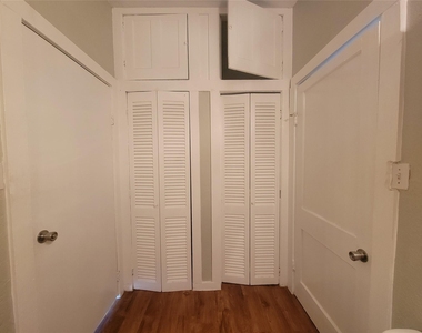 2526 3rd 1/2 Avenue N - Photo Thumbnail 2