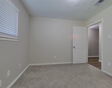 2706 King James Court - Photo Thumbnail 11