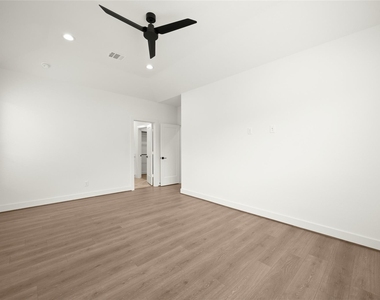 2711 Sunrise Breeze Drive - Photo Thumbnail 13