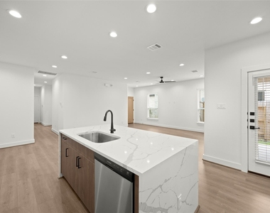2711 Sunrise Breeze Drive - Photo Thumbnail 10