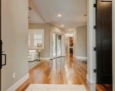 2219 Columbia Street - Photo Thumbnail 9