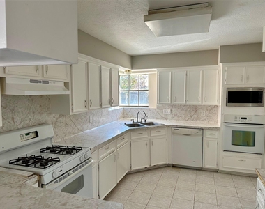 2818 Stoney Wood Drive - Photo Thumbnail 4