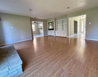 2818 Stoney Wood Drive - Photo Thumbnail 3