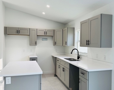 807 Monroe Avenue - Photo Thumbnail 3