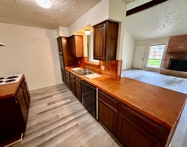 5015 Glendower Drive - Photo Thumbnail 4