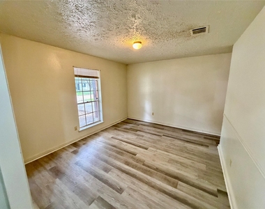5015 Glendower Drive - Photo Thumbnail 3
